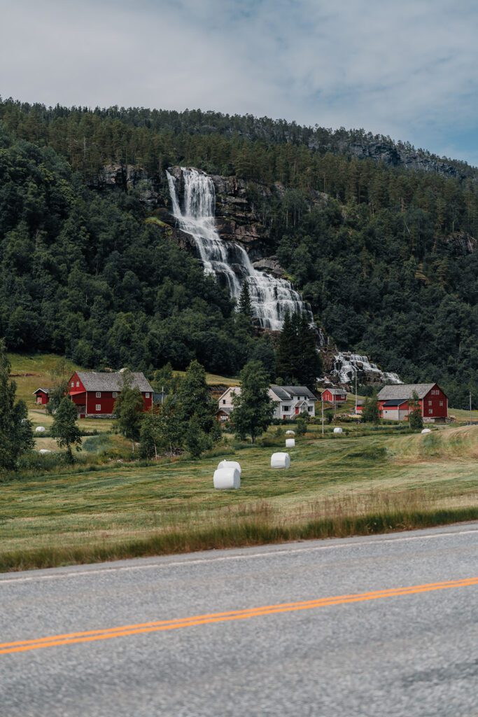 Weelderige waterval in de mooiste fjorden van Noorwegen