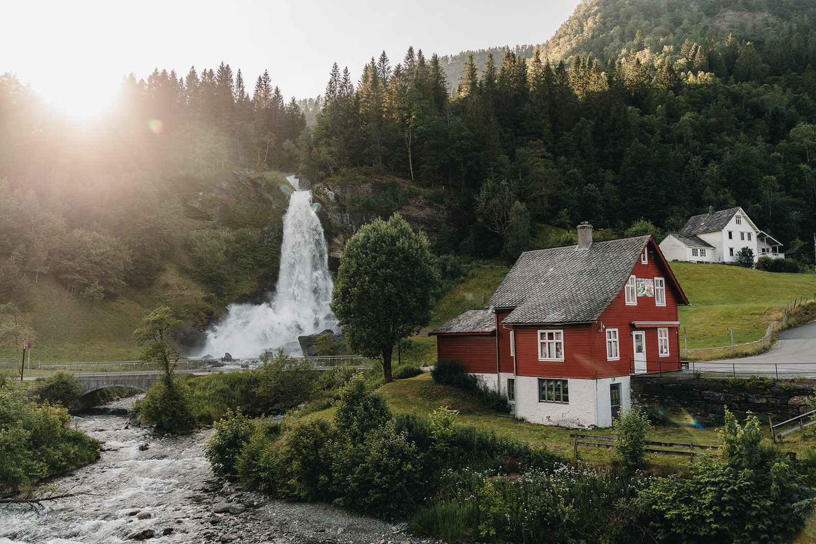 Waterval in een groene vallei in Noorwegen