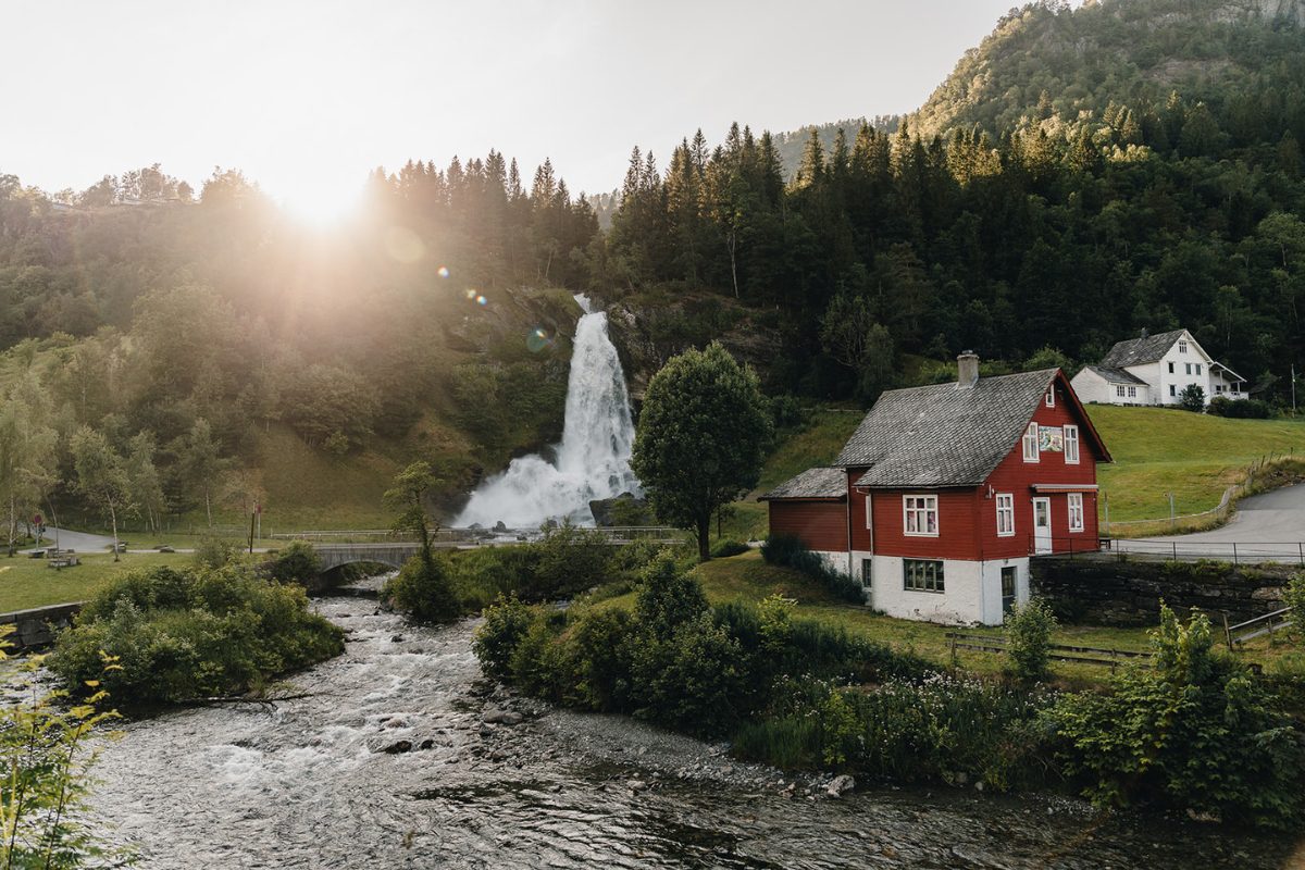 Norwegen Rundreise mit dem Auto - Die schönsten Plätze Norwegens - rote Häuser und Wasserfälle